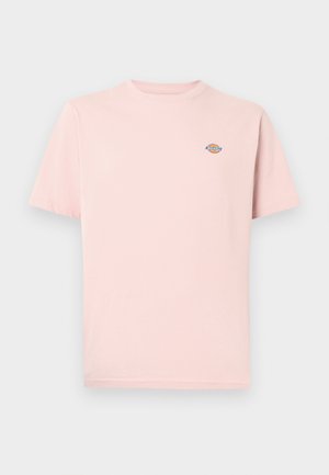 Hellrosa Baumwoll-T-Shirt mit kurzen Ärmeln und Rundhalsausschnitt. Mit einem kleinen, bunten Logo auf der linken Brustseite.