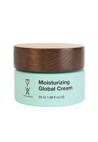 Barattolo rotondo di un blu verde chiaro con un coperchio in legno scuro. L'etichetta riporta "Crema Idratante Globale" con i dettagli del prodotto in testo nero. Capacità di 50 ml.