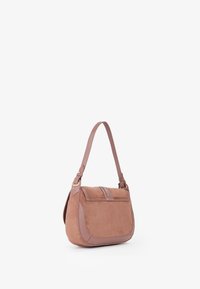 Borsa in suede di colore rosa chiaro con rifiniture in pelle liscia, dotata di un manico piatto, una tracolla e sottili dettagli di cucitura verticale.
