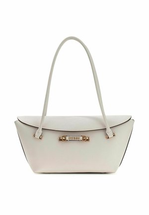 Borsa bianca a forma di trapezio con tracolla lunga, dettagli in metallo color oro e targhetta con logo "GUESS" sulla patta frontale.