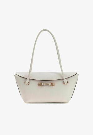 Borsa bianca a forma di trapezio con tracolla lunga, dettagli in metallo color oro e targhetta con logo "GUESS" sulla patta frontale.