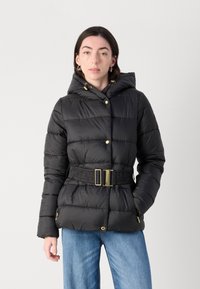 Zwarte pufferjack met capuchon, gouden drukknoopjes, een ceintuur in de taille en zijzakken. Gladde textuur; doorstikte ontwerp met horizontale naden.