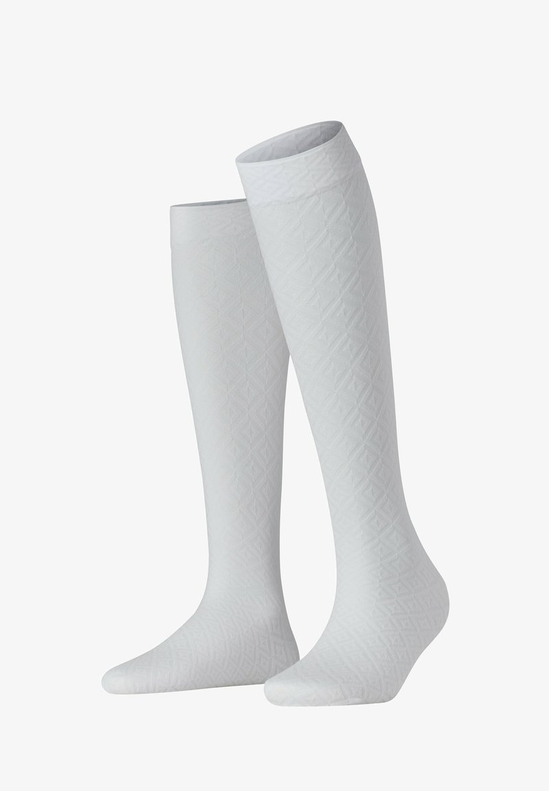 Weiße, knielange Socken mit einem strukturierten Rautenmuster, gefertigt aus einem glatten Material mit einer passgenauen Form.