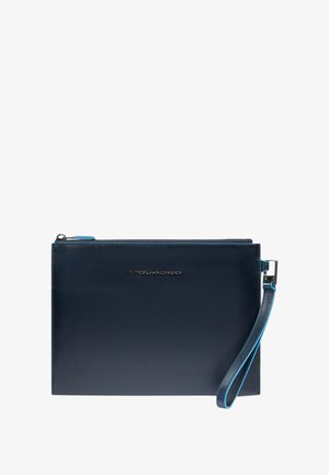 Pochette en cuir bleu foncé à texture lisse, avec un logo argenté et une sangle de poignet bleu clair contrastante. Fermeture zippée en haut.