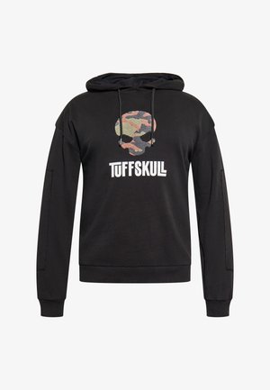 Crna dukserica s kapuljačom s dizajnom lubanje u kamuflažnoj boji. Na prednjoj strani je natpis "TUFFSKULL," s teksturiranim akcentima na grafici lubanje.
