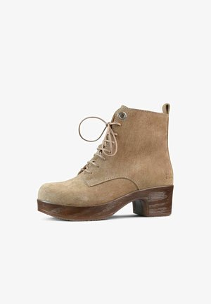 Suède enkellaarsjes in lichtbeige met een gladde afwerking, ronde neus, vetersluiting en een robuuste, gestructureerde houten hak.