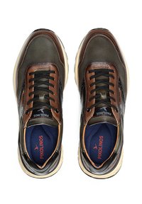 Zapatillas de cuero marrón y negro con una superposición de malla. Presentan cordones oscuros, un collar acolchado y una suela de color beige. El interior tiene un revestimiento de tela azul.