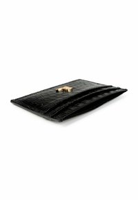 Zwarte clutch van nep-krokodillenleer met een gladde, gestructureerde oppervlakte, voorzien van een goudkleurige metalen accenten en meerdere vakken.