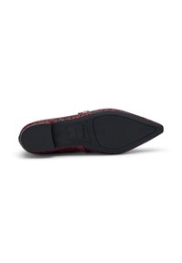 Chaussure rouge à motifs avec un bout pointu, dessus texturé ressemblant à de la peau de serpent, et une semelle noire lisse présentant l'inscription de la marque.