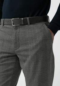 Next BELTED SLIM FIT - Vászonnadrágok - grey check