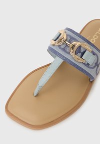 Infradito blu con motivo e punta quadrata, dotato di una fascia azzurra, finiture in metallo dorato e suola in gomma beige.