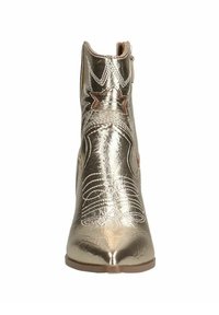 Botte de cheville en métal doré avec un bout pointu, une surface texturée, des coutures décoratives et une fermeture éclair sur le côté. Accent en forme d'étoile au niveau de la cheville.