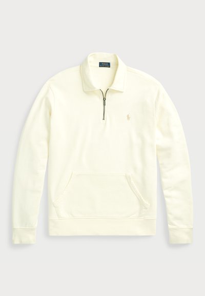 Polo sweatshirt i kremfarge med glidelås i kragen, ribbestrikkede mansjetter og kengurulomme. Har brodert logo på brystet. Myk bomullsblanding.