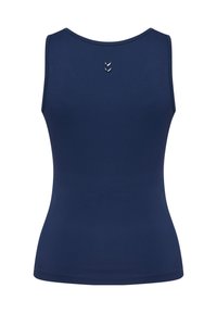 Marinblå linne med en slät yta, rund halsringning och tre silverdetaljer på baksidan. Enkel, figurnära design.