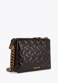 Clutch in pelle intrecciata marrone con tracolla a catena, chiusura a zip e dettagli hardware sottili. Presenta una forma strutturata e una finitura lucida.