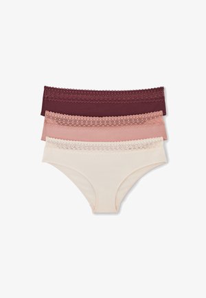 Ensemble de trois culottes de bikini en coton avec dentelle pour femmes, de couleur crème, rose et bourgogne, empilées sur un fond blanc.