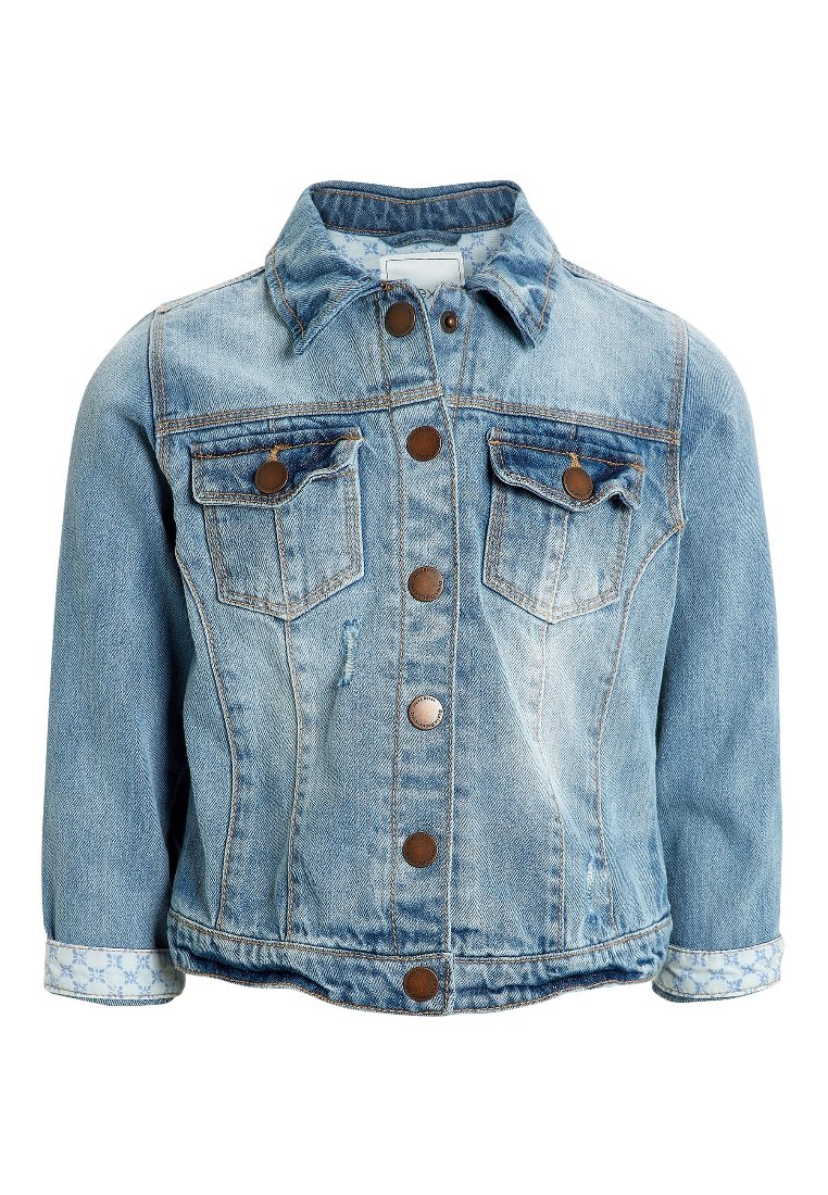 Helle blaue Jeansjacke mit braunen Knöpfen, zwei Brusttaschen und umgeschlagenenÄrmel mit gemustertem Stoff. Klassischer Kragen und entspannte Passform.