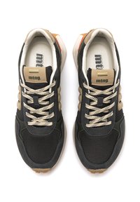 Zapatillas deportivas de malla negra y ante con detalles en beige, cordones texturizados y un logotipo destacado en la lengüeta. Suela redondeada con una ligera elevación.