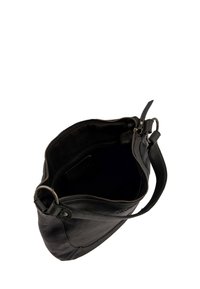 Schwarze Lederhandtasche mit einem offenen Reißverschluss oben, geschwungener Form und einem einzigen verstellbaren Träger. Das Innere ist glatt und dunkel, mit einem Stofffutter.