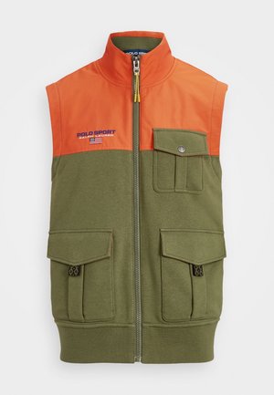 Ærmeløs vest med orange top, olivengrøn bund, lynlås foran, tre klaplommer og "Polo Sport Ralph Lauren"-logo med flag.