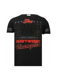 Zwart T-shirt met gedurfde graphics: "The Greatest Off All Time" in zilver, "Heavyweight Champion" in rood, met steraccenten en geruite mouwen.