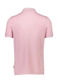 Camisa polo rosa de manga corta, con cuello acanalado y ribete blanco en las mangas y el cuello. Fabricada con una tela suave y lisa.