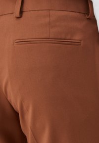 Isaac Dewhirst THE FASHION SUIT SET - Odijelo - dark caramel