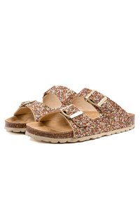 Sandales scintillantes avec deux sangles ajustables, boucles dorées, semelle intérieure rembourrée et semelle extérieure texturée marron. Finition multicolore étincelante.