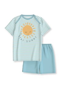 Gestreepte blauw en witte korte mouwen shirt met een zonafbeelding en de tekst "STAY SUNNY"; gecombineerd met effen lichtblauwe shorts. Zachte stof.
