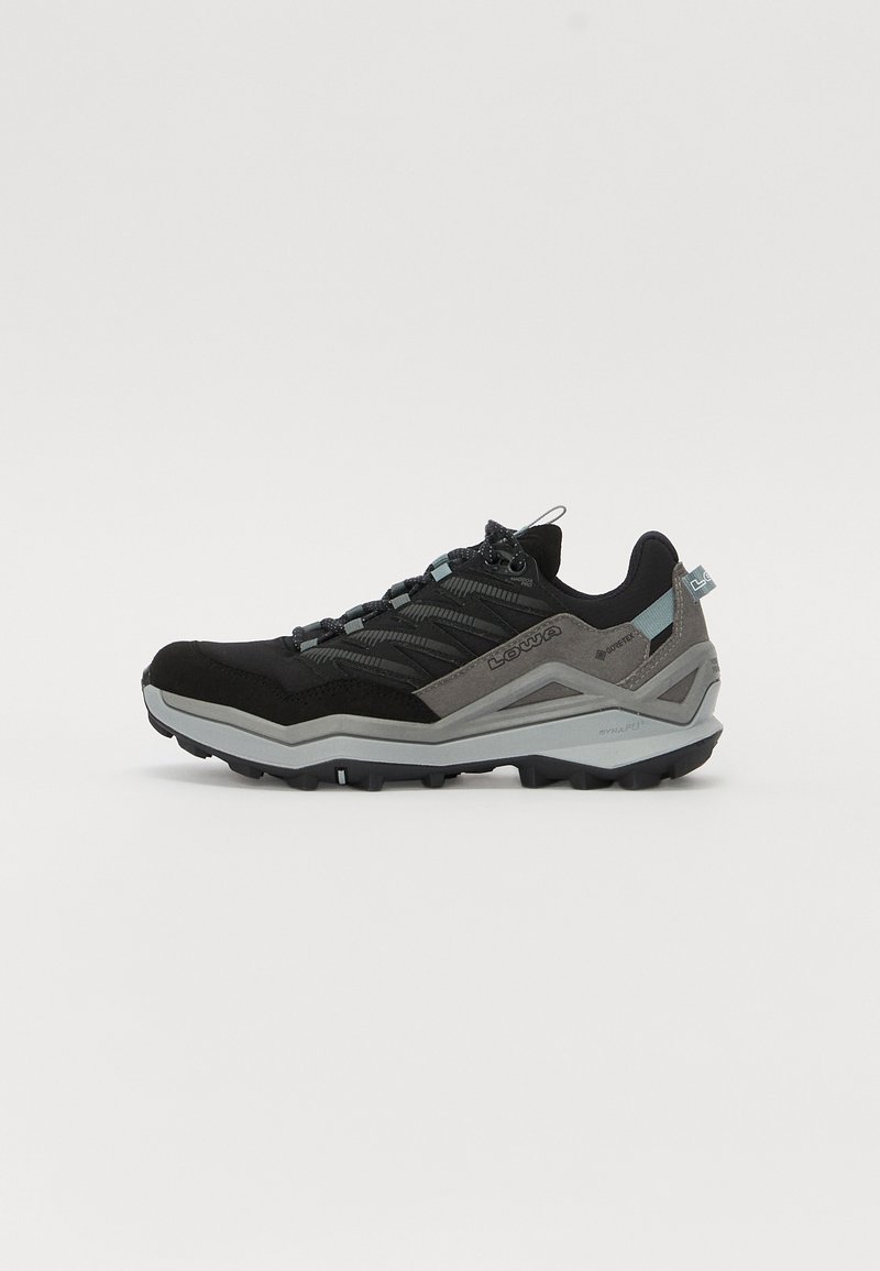 Chaussure de randonnée extérieure noire et grise avec semelle épaisse, fermeture à lacets et marquée "Lowa" sur le côté, conçue pour une utilisation sur sentiers.