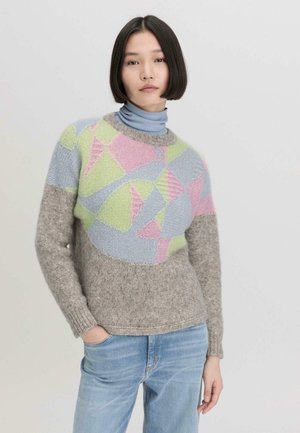 Strickpullover mit geometrischem Design in sanften Farben – Rosa, Grün und Blau – auf einem hellgrauen Grund. Mit strukturierter Oberfläche und gerippten Bündchen.
