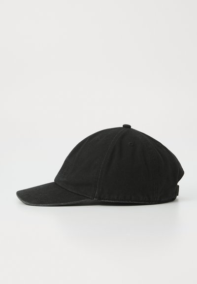 Casquette en coton noir avec un visière courbé, design à six panneaux, détails de couture subtils, et un bouton sur le dessus. Tissu texturé avec une finition mate.