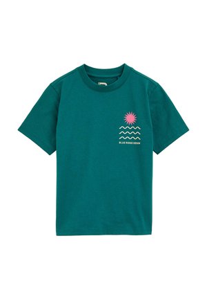 Teal bombažna majica s potiskom rožnatega sonca in valov na levi strani prsnega dela, pod umetniškim delom je napis "BLUE RIDGE DENIM".
