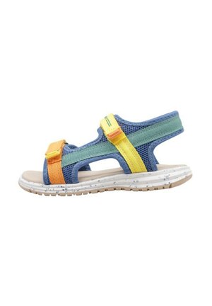 Sanda con material textil que presenta una parte superior de malla azul con tiras en naranja, amarillo y verde, suela blanca texturizada y diseño abierto para mayor transpirabilidad.