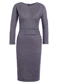 Robe ajustée à manches longues, longueur genou, en tissu tricoté texturé violet et blanc avec un léger froncé latéral à la taille.