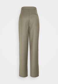 Khaki kalhoty na míru se rovný střih, plochým pasem a zadní kapsou; vyrobené z hladkého, mírně texturovaného materiálu.