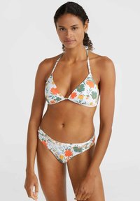 Kvetinový bikini set obsahuje trojuholníkový top s nastaviteľnými popruhmi a zodpovedajúce spodné diely. Farby zahŕňajú oranžovú, zelenú a bielu. Hladká textura.