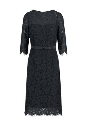 Schwarzes Spitzenkleid mit figurbetontem Schnitt, kurzen Ärmeln, runder Ausschnitt, floralem Muster und einem Satin-Taillenband. Mit gewelltem Saum.