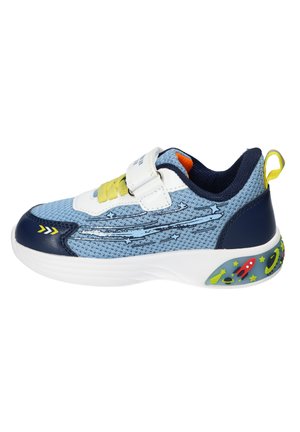 Niebieski i granatowy dziecięcy sneaker z żółtymi sznurówkami, białym paskiem, wzorami o tematyce kosmicznej na boku i podeszwie oraz żółtą pętlą na pięcie.