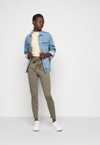 Vero Moda Tall VMEVA PAPERBAG - Calças - bungee cord