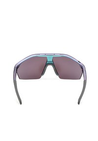 Sportiga solglasögon med metallisk lila ram, mörka tonade omslutande linser och texturerade svarta gummitipps vid skalmarna, sedd framifrån.