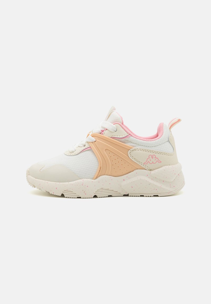Sneakers med ett vitt mesh-övre, beige accenter, rosa detaljer och prickig sula. Har en chunky design och framträdande snörning.