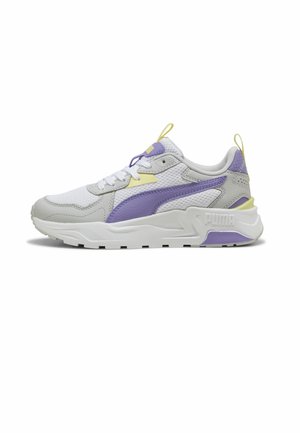 Vue de profil d'une sneaker blanche avec des accents violets et jaunes, présentant un supérieur texturé, des lacets et une semelle épaisse.
