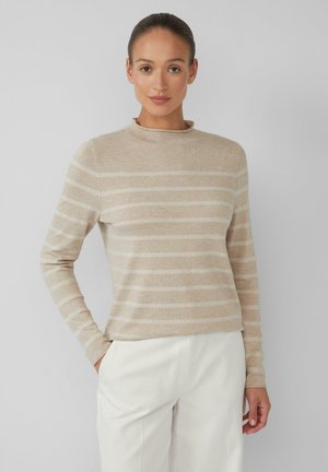 Pull à manches longues rayé beige avec col montant, fabriqué en matériau doux, présentant des rayures horizontales beige clair et beige foncé.
