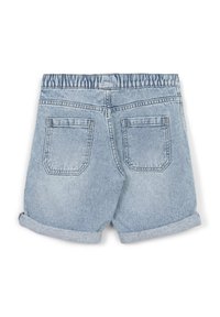 Helle blaue Denim-Shorts mit elastischem Bund, umgeschlagenen Säumen und zwei Gesäßtaschen mit einem verblassten Finish.