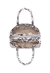 Torebka w kwiecisty wzór z różowo-białym wnętrzem, plecionymi ramiączkami, kieszeniami na zamek i teksturowanym podszewką. Zawiera dekoracyjne elementy.