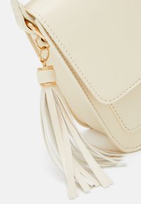 Anna Field Skulderveske - off-white