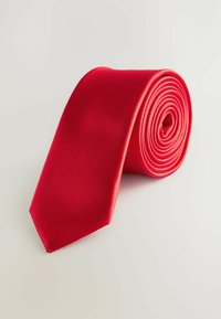Červená polyesterová kravata, stočená s hladkou strukturou, s jednobarevným designem a špičatým koncem. Nelze vidět žádné vzory ani další akcenty.