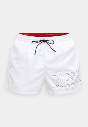 Calções de banho brancos feitos de material sintético, com cordão preto, forro interior vermelho e o logotipo "DIESEL" em relevo na lateral.