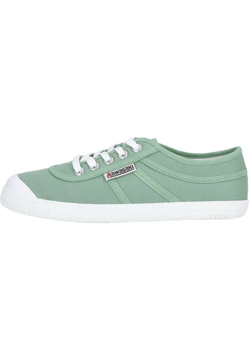 Zapatillas de lona verdes con suela de goma blanca, diseño con cordones, punta redonda y costura en los paneles laterales. Etiqueta de logo en el lateral.